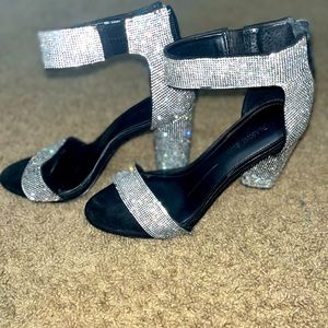 8.5 woman’s heels very cute and stylish with anything my favorite heels 😍😍